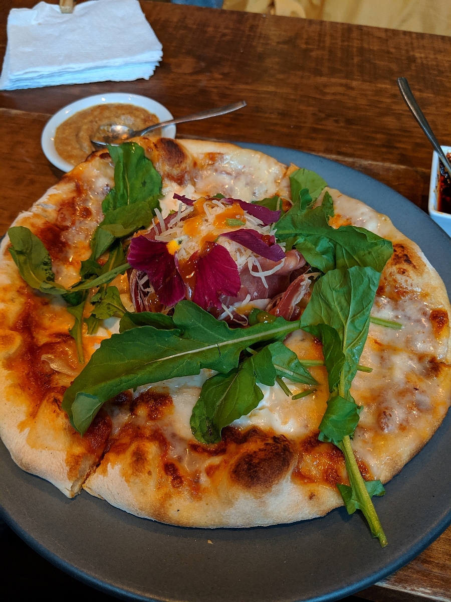 Pizza in Valle de Bravo.