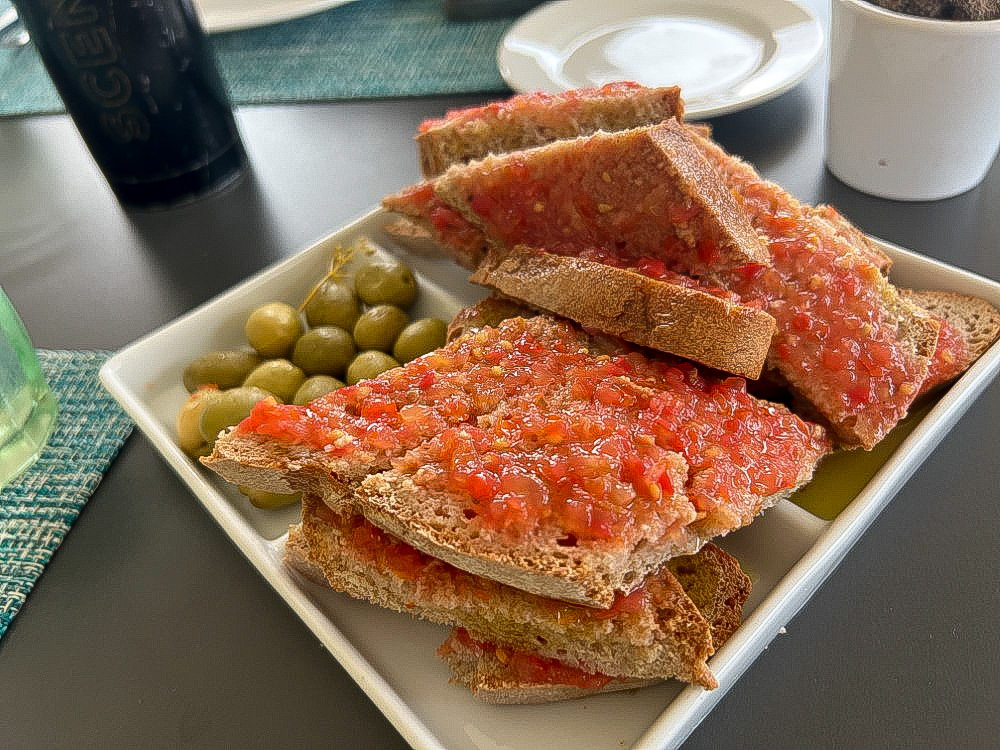 Pan de Tomate and olives in Mallorca.