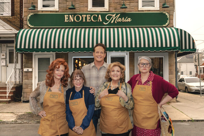 Nonnas. (L-R) Susan Sarandon as Gia, Talia Shire as Teresa, Vince Vaughn as Joe Scaravella, Brenda Vaccaro as Antonella and Lorraine Bracco as Roberta in Nonnas. Cr. Jeong Park/Netflix © 2025.