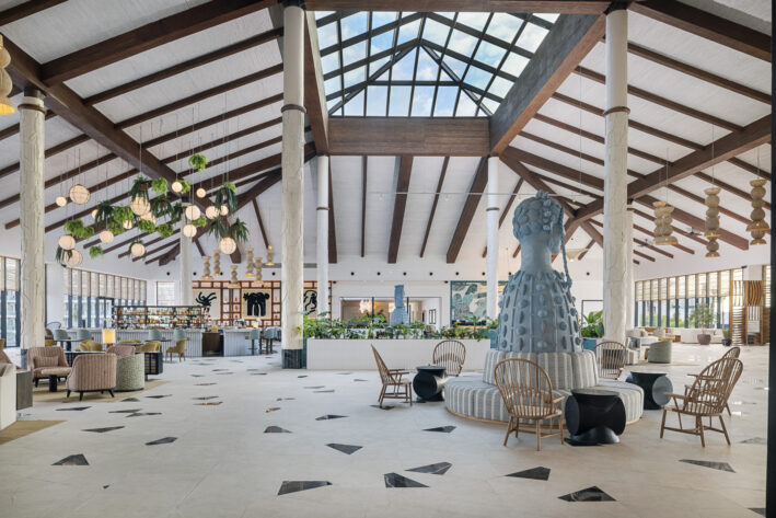 Airy and artful – the lobby at Ocean Allure
